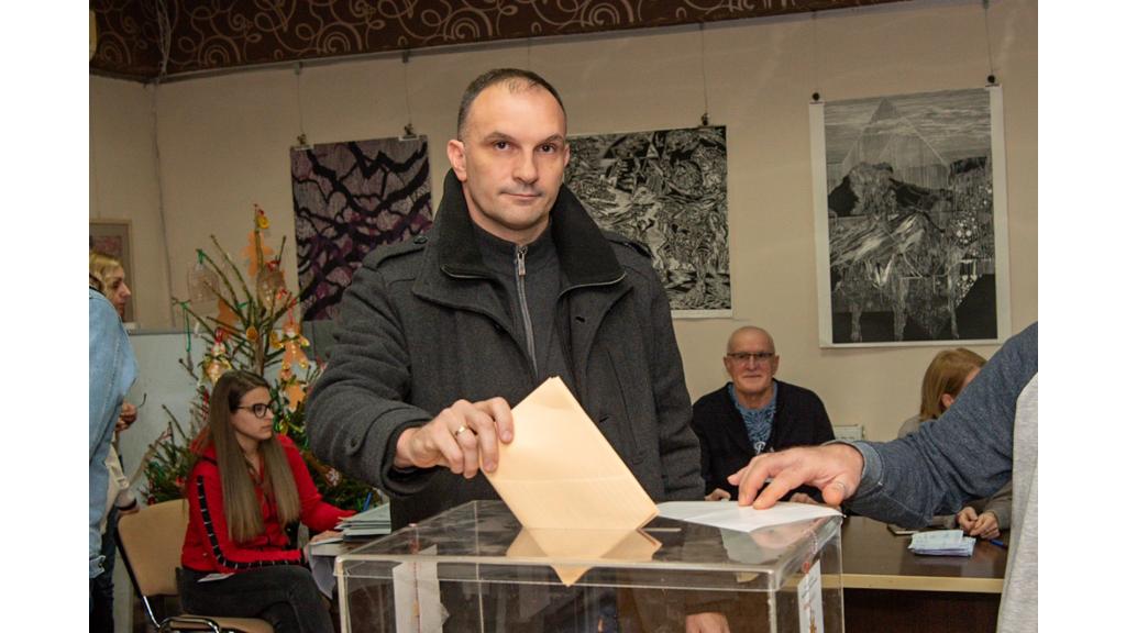 Odmah po otvaranju biračkih mesta glasao gradonačelnik Simo Salapura