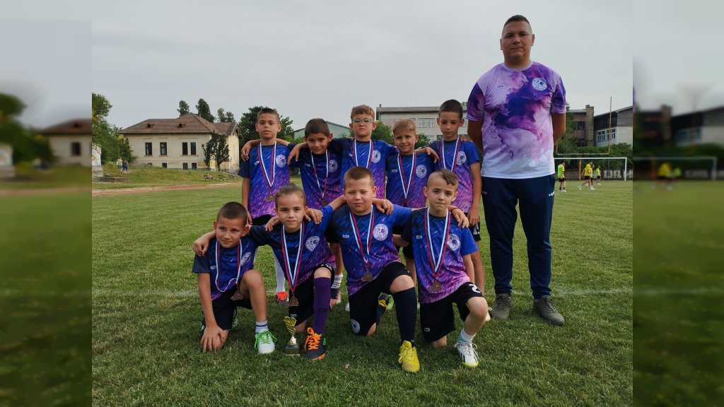 Mladi fudbaleri fudbalskog kluba „Petlić“ završili sezonu sa brojnim trofejima