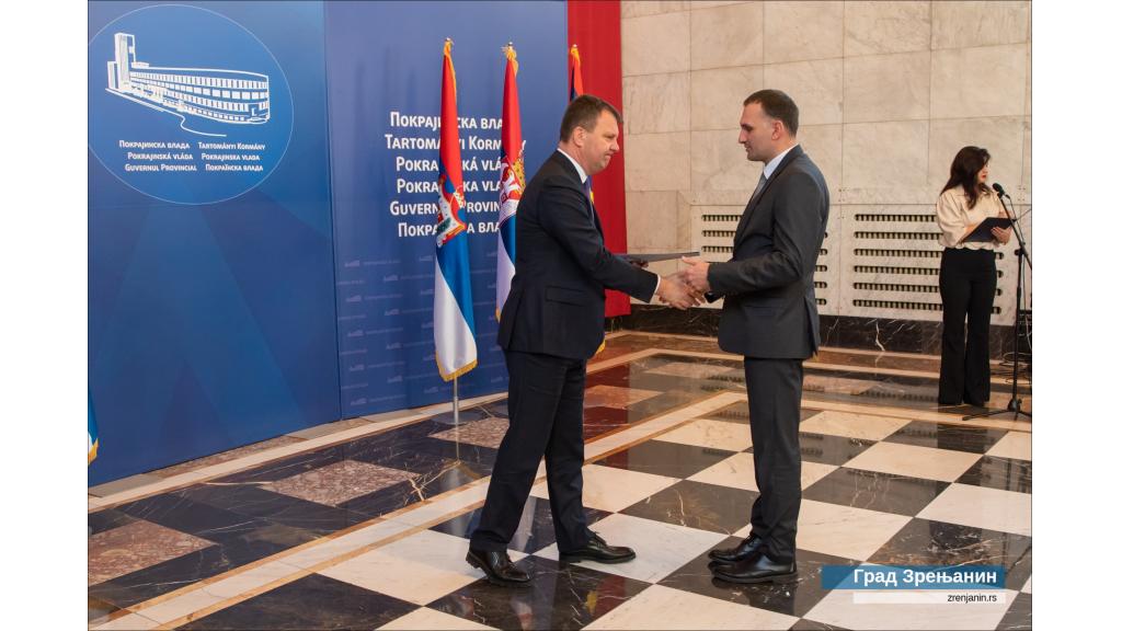 Predsednik Pokrajinske vlade uručio gradonačelniku Zrenjanina ugovor za sufinansiranje IPA projekata prekogranične saradnje