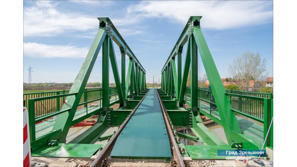 Završni radovi na pešačkim stazama novog železničkog mosta