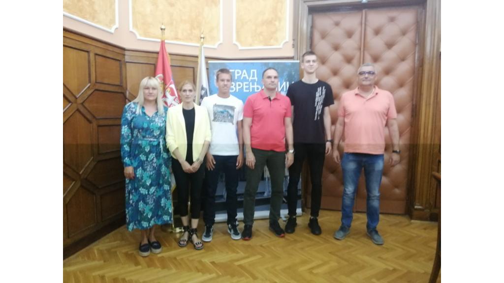 Gradonačelnik ugostio dvojicu uspešnih mladih sportista iz našeg grada tenisera Zorana Ludoškog i košarkaša Marka Šarenca