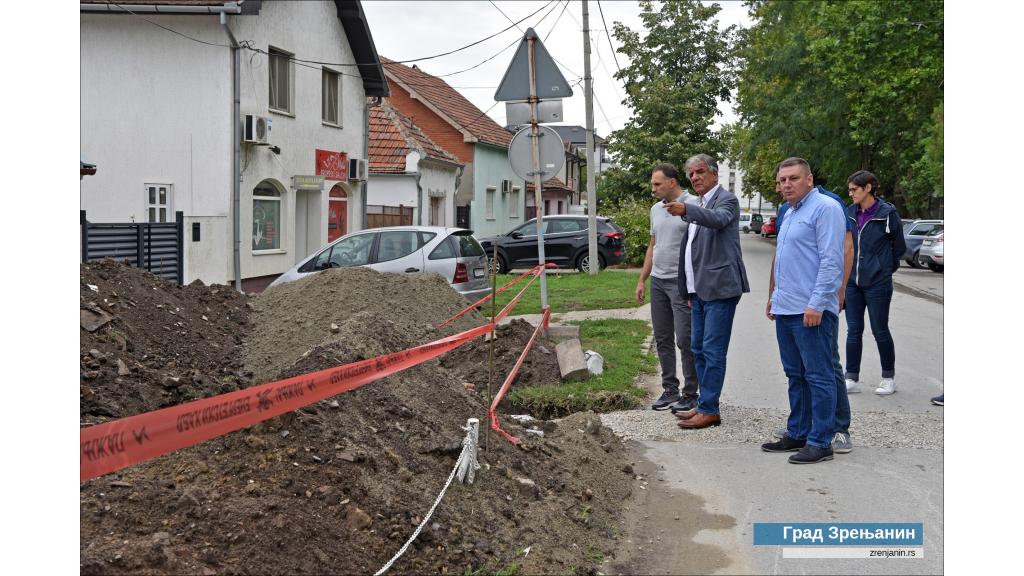 Gradonačelnik obišao radove na rekonstrukciji vrelovodne mreže u naselju “Ruža Šulman”: za održivije i sigurnije snabdevanje potrošača