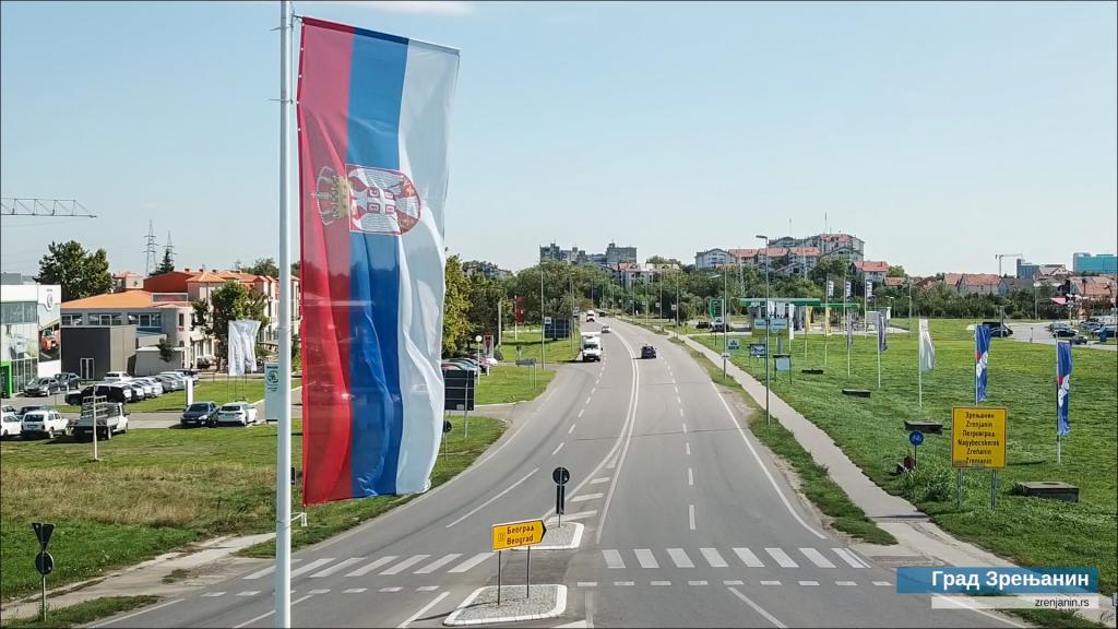 Zrenjanin ukrašen srpskim trobojkama – obeležava se Dan srpskog jedinstva, slobode i nacionalne zastave
