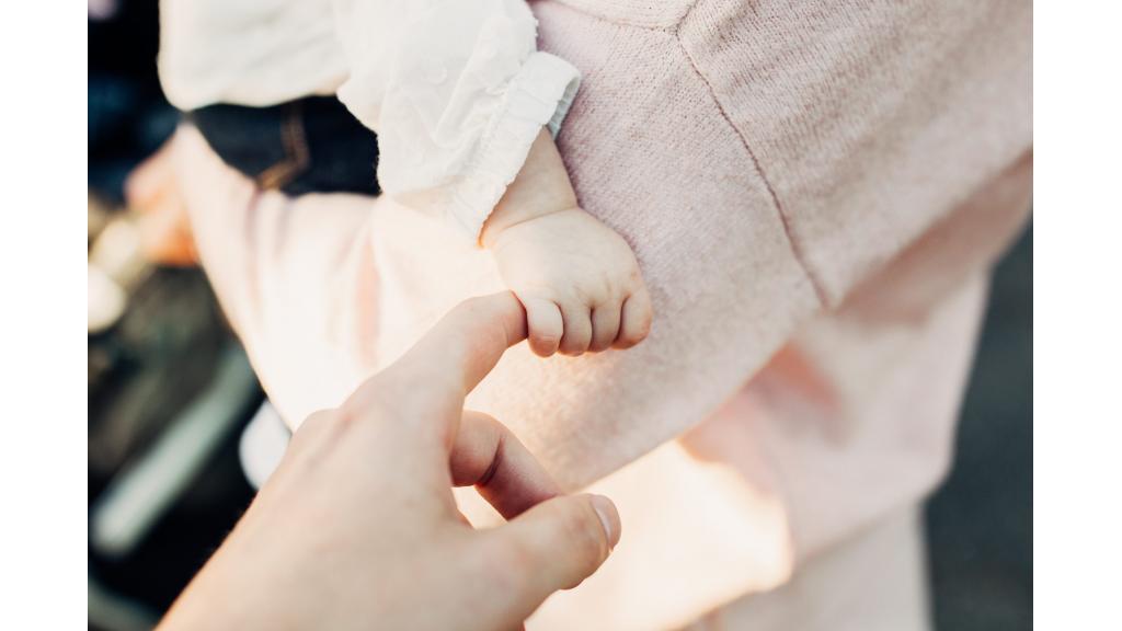 Šetnja mama i beba u znak podrške dojenju