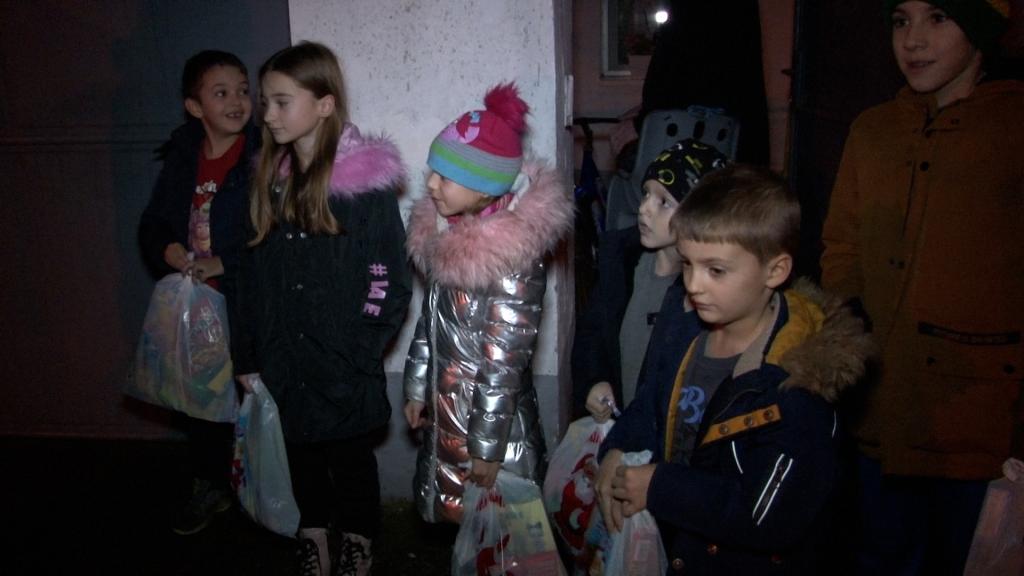 Vatromraz u Melencima podelio deci paketiće