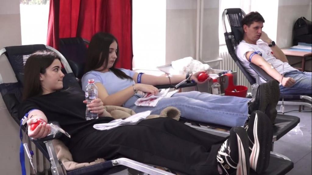 Srednjoškolci u Staroj Pazovi sa profesorima dobrovoljno dali krv
