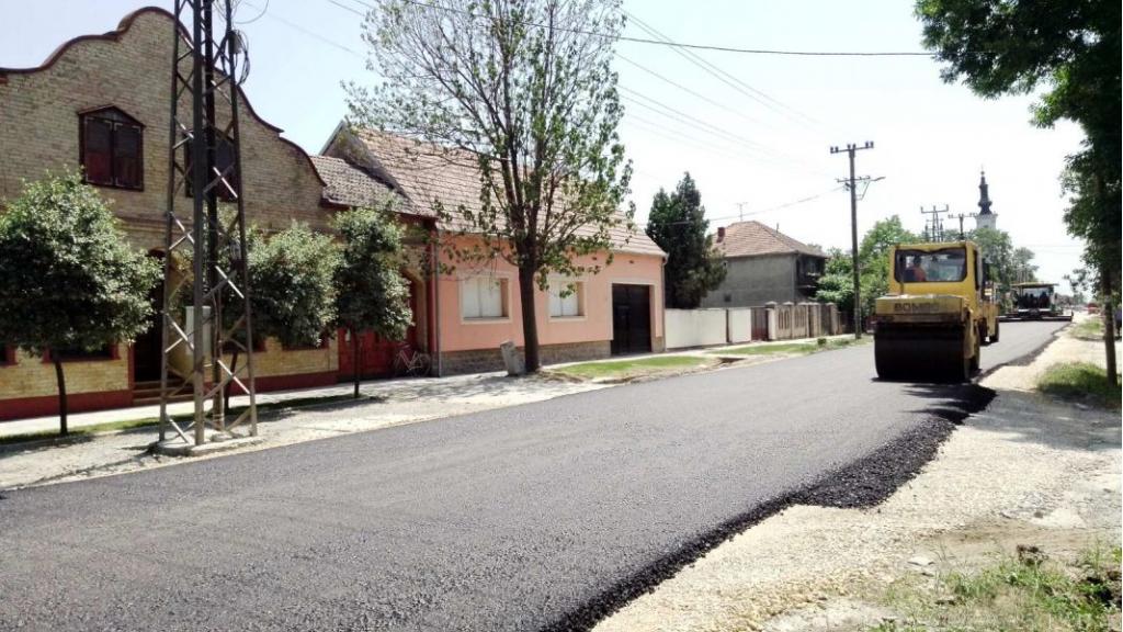 Postavljen prvi sloj asfalta na putu Stara Pazova - Vojka