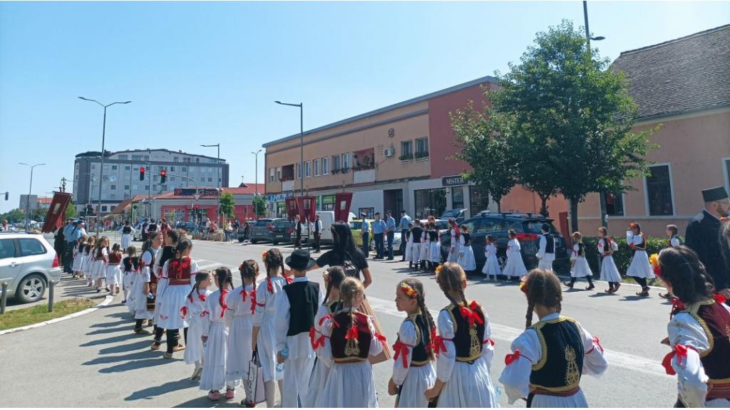 Svečana litija povodom praznika Svete Trojice prošla ulicama Nove Pazove