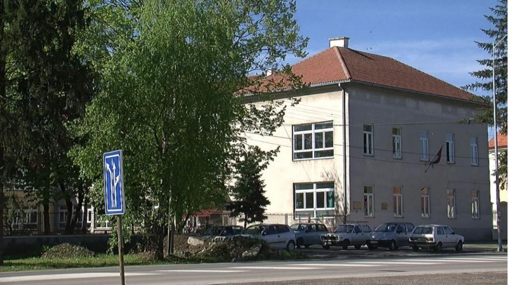 U pojedinim osnovnim školama u opštini Stara Pazova jutros ponovo stigli mejlovi o podmetnutoj bombi