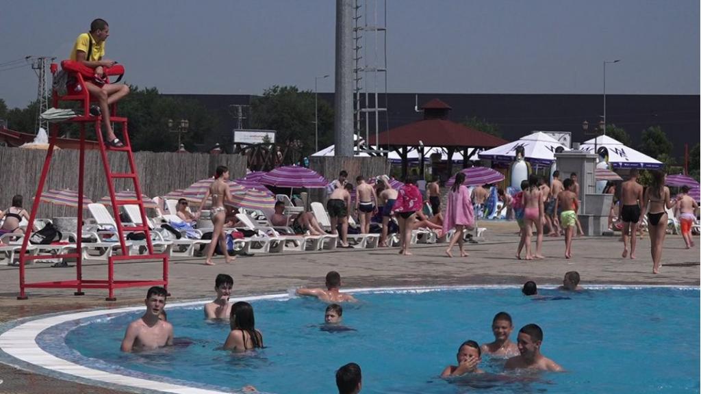 Pazovački bazeni ne primaju kupače zbog lošeg vremena