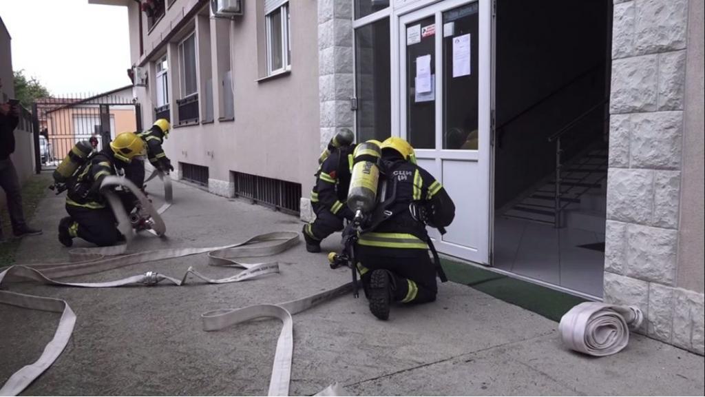 Vatrogasci prikazali Staropazovčanima kako reaguju u slučaju požara u zgradi