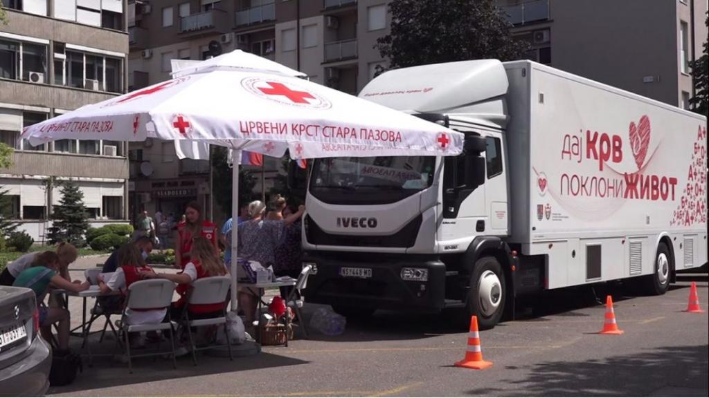 Davanje krvi i besplatna kontrola pritiska i nivoa šćera u krvi ispred opštine Stara Pazova
