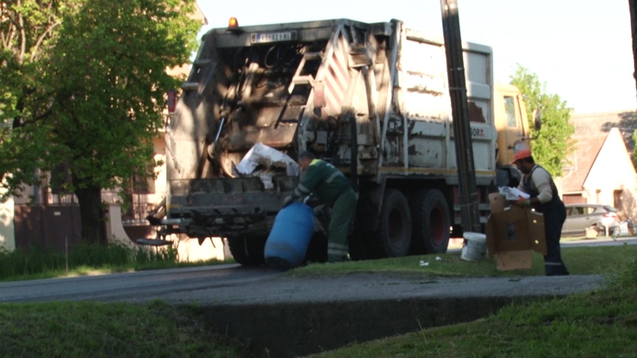 Odnošenje kabastog otpada u Vrbasu 6. aprila 