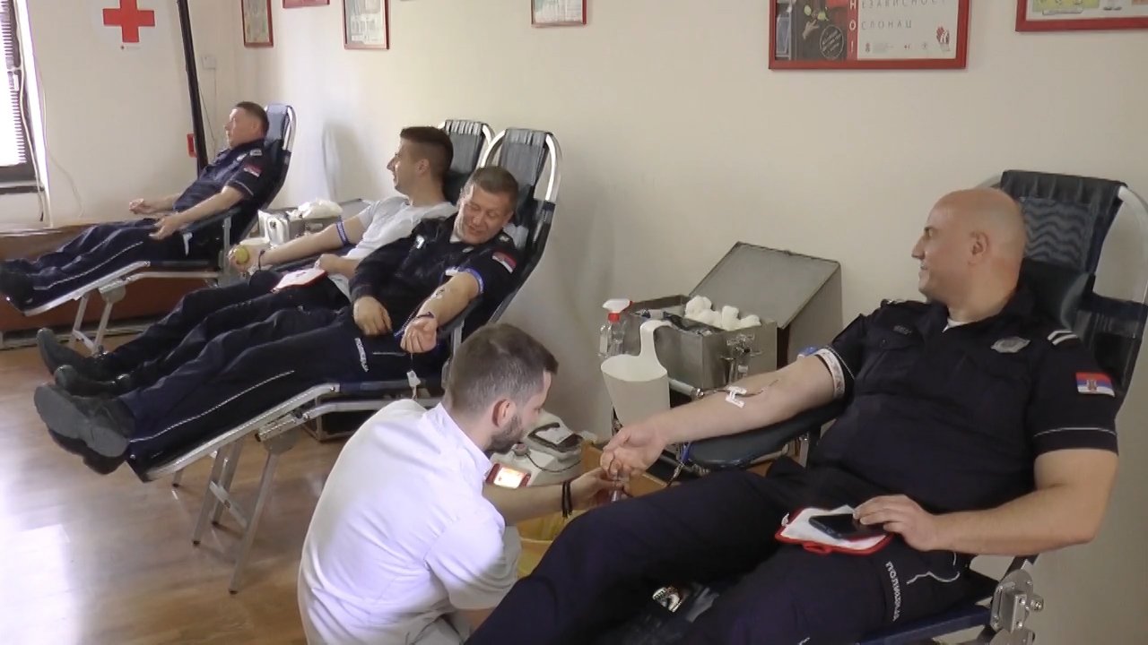 Policajci i vatrogasci na akciji davanja krvi 