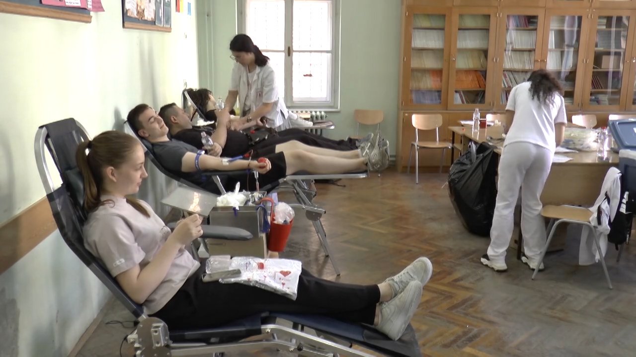 Više od 50 maturanata na akciji prikupljanja krvi 