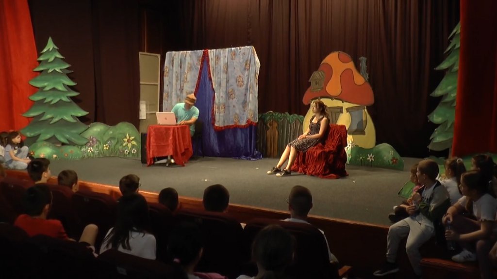 Predstava „Perica i Marica i opasna starica” na Vrba Festu u Vrbasu