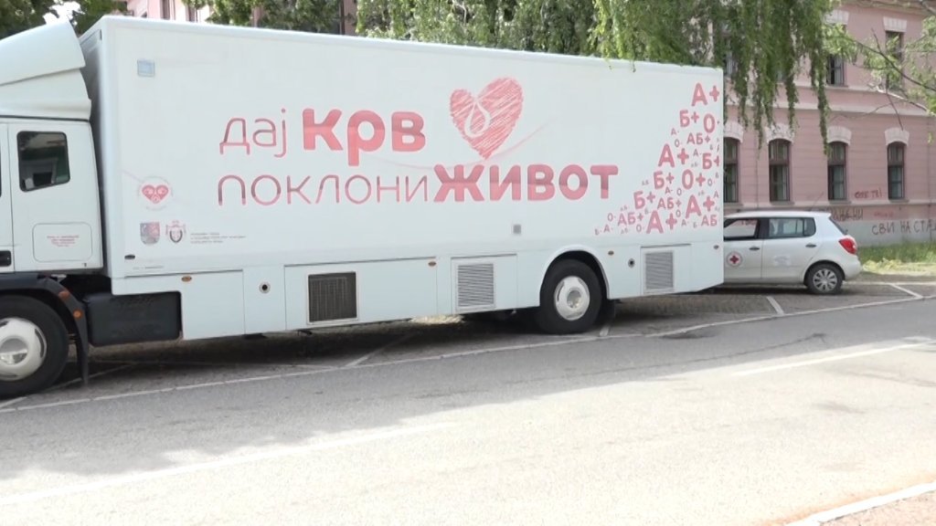 Akcija prikupljanja krvi u transfuziomobilu u centru Vrbasa