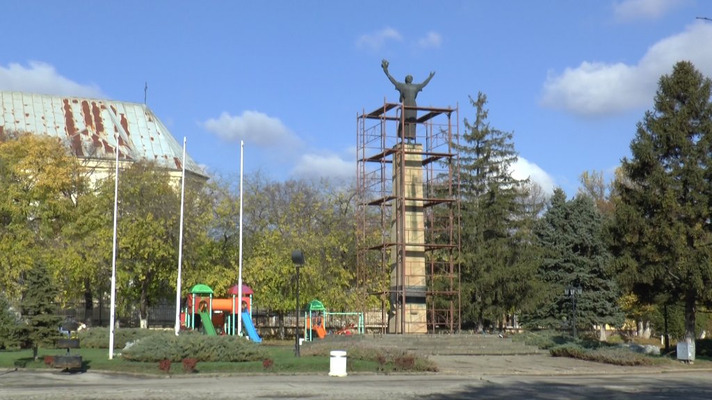 U toku rekonstrukcija spomenika na Trgu slobode u Srbobranu