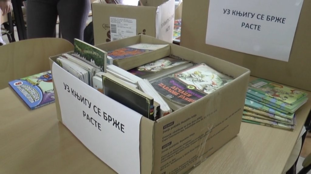 Učenici SSŠ „4. juli“ poklonili knjige Dečjem odeljenju vrbaske Biblioteke