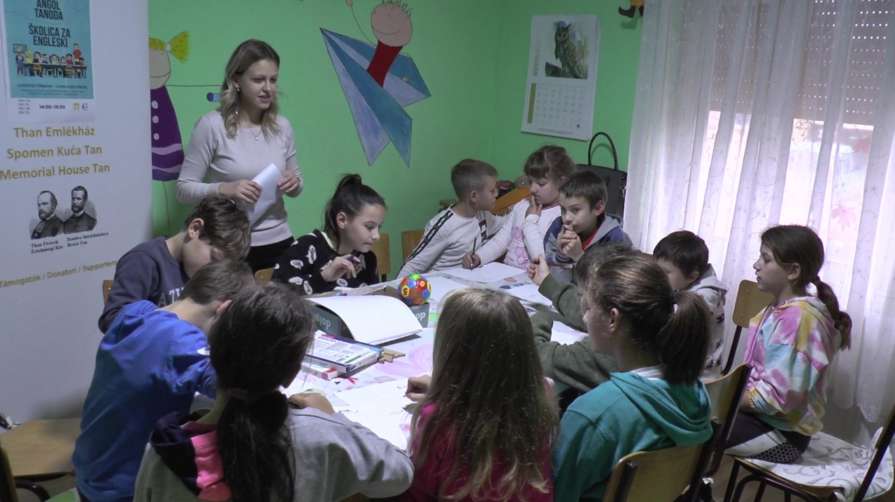 Deca uče engleski jezik u Lurko-kući u Bečeju