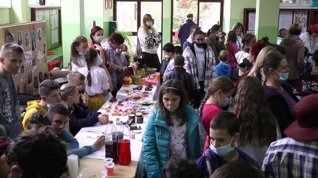 Dečija nedelja: Velika posećenost i interesovanje za „Jesenji vašar“ u OŠ „Petefi Šandor“