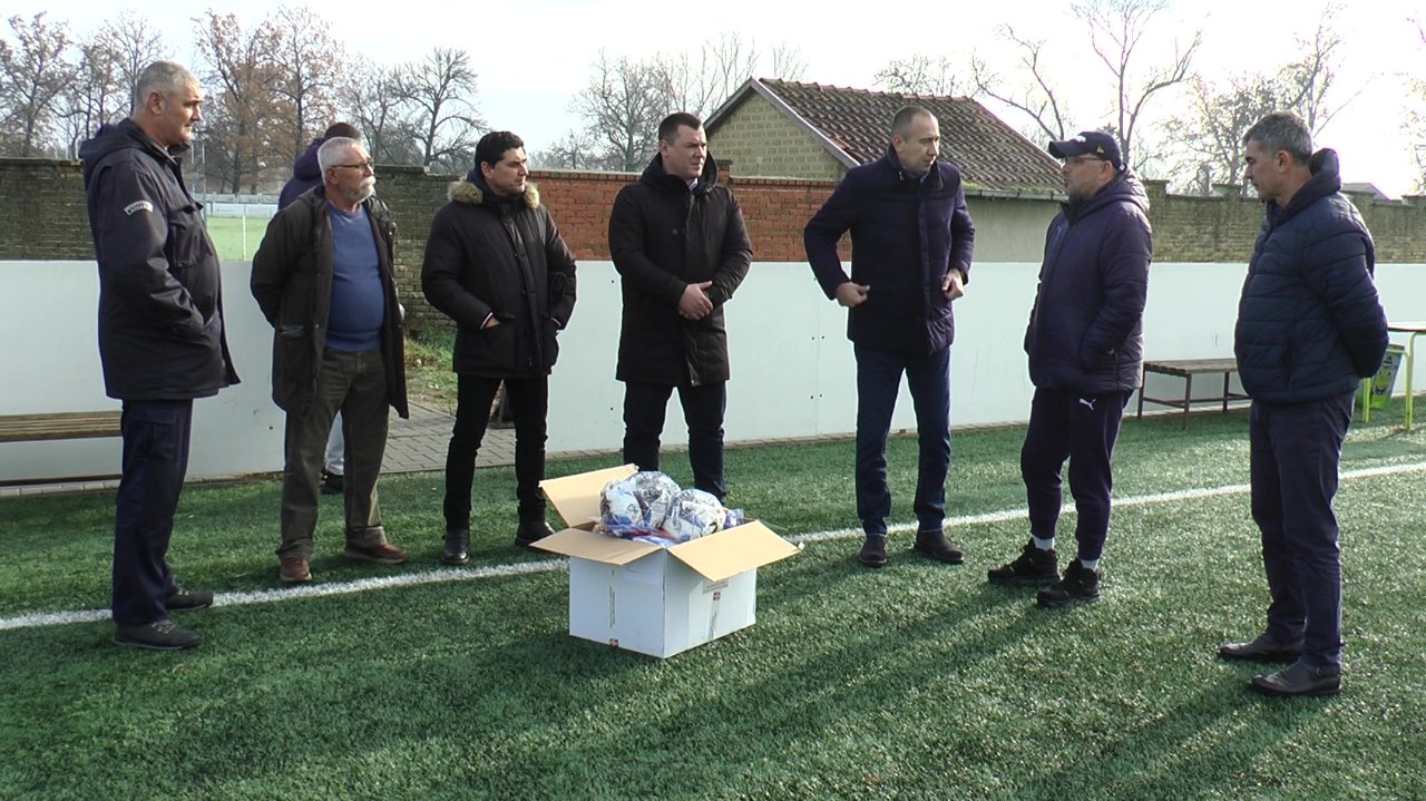Potpredsednik FSS Nedimović uručio opremu bečejskom fudbalskom klubu