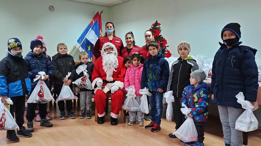 Crveni krst Bečej obradovao pedesetak dece novogodišnjim paketićima 