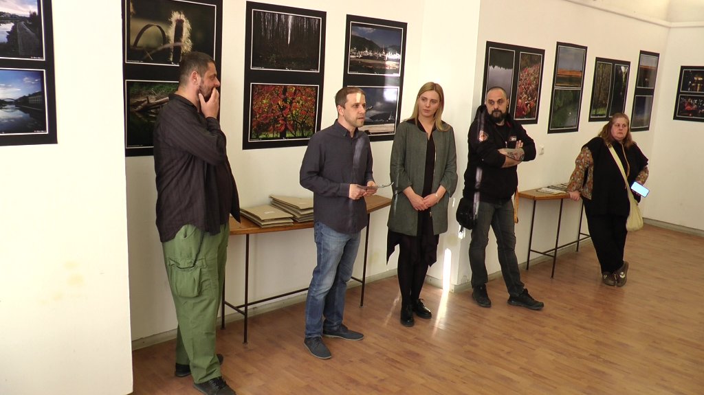 Multimedijalna izložba „Na veslu priča“ otvorena u Bečeju