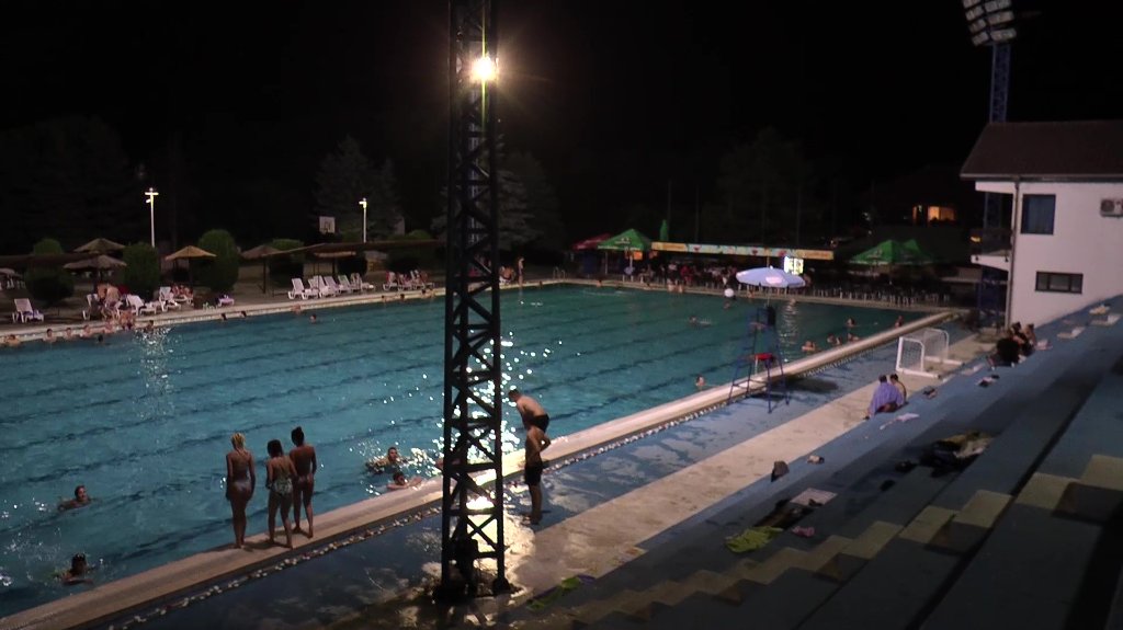 Csütörtöktől éjjeli fürdőzés a Sportközpont szabadtéri medencéiben