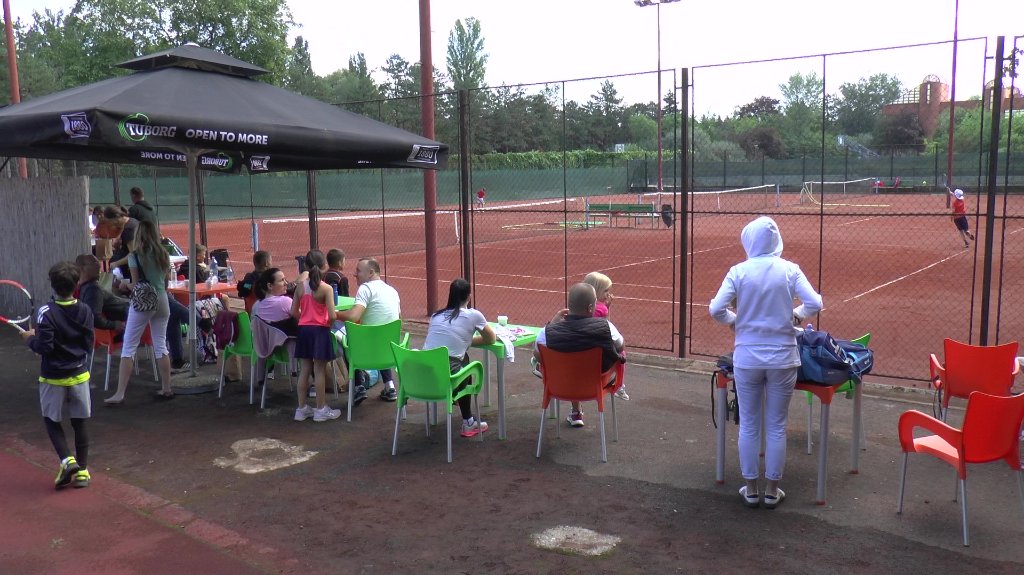Dečaci i devojčice iz cele Srbije na teniskom turniru u Bečeju
