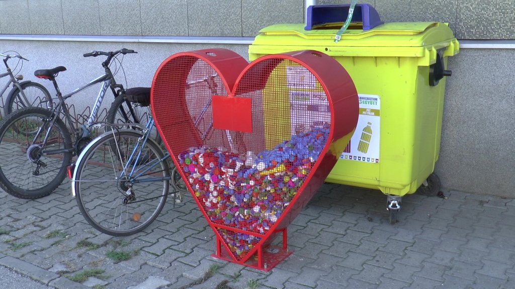 Szív alakú hulladékgyűjtők szimbólikusan az óbecsei beteg gyerekek gyógyításáért