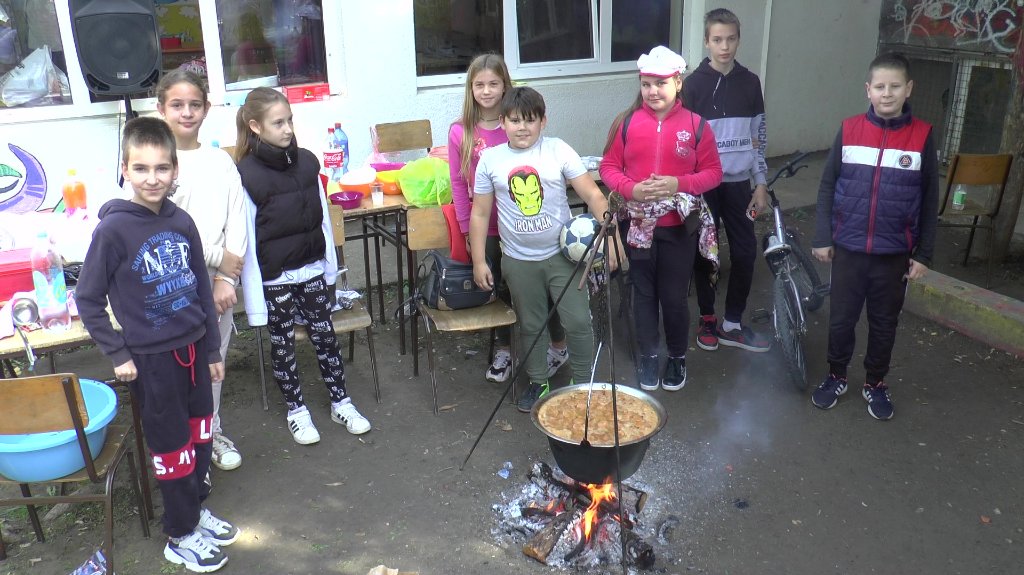Mladi kuvari OŠ „Šamu Mihalj“ pokazali svoja gastronomska umeća
