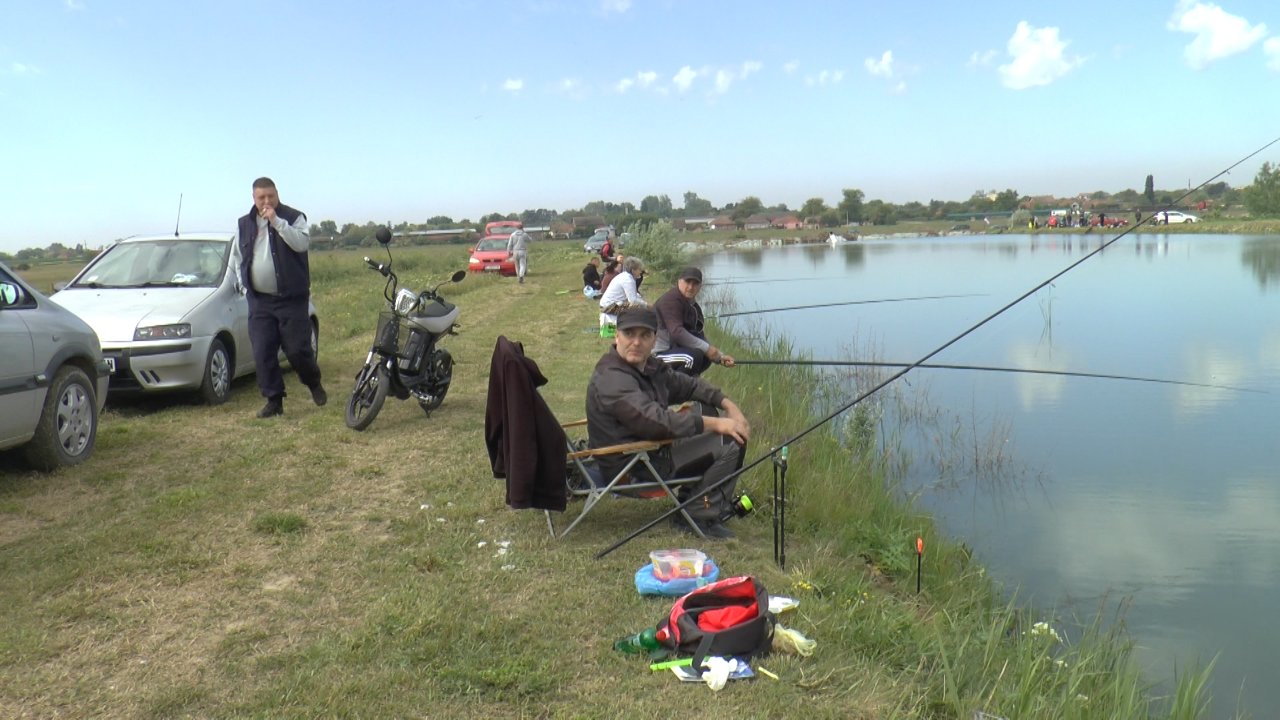 Ratni vojni invalidi uživali u čarima novokneževačkog ribolovačkog jezera