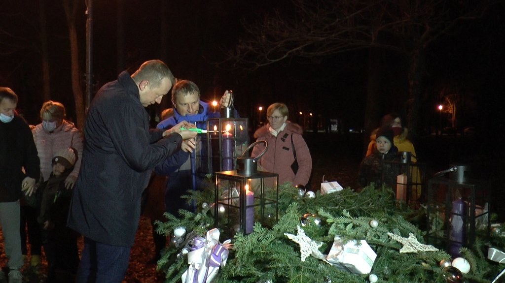 U iščekivanju Božića - paljenje adventskih sveća ispred katoličke crkve