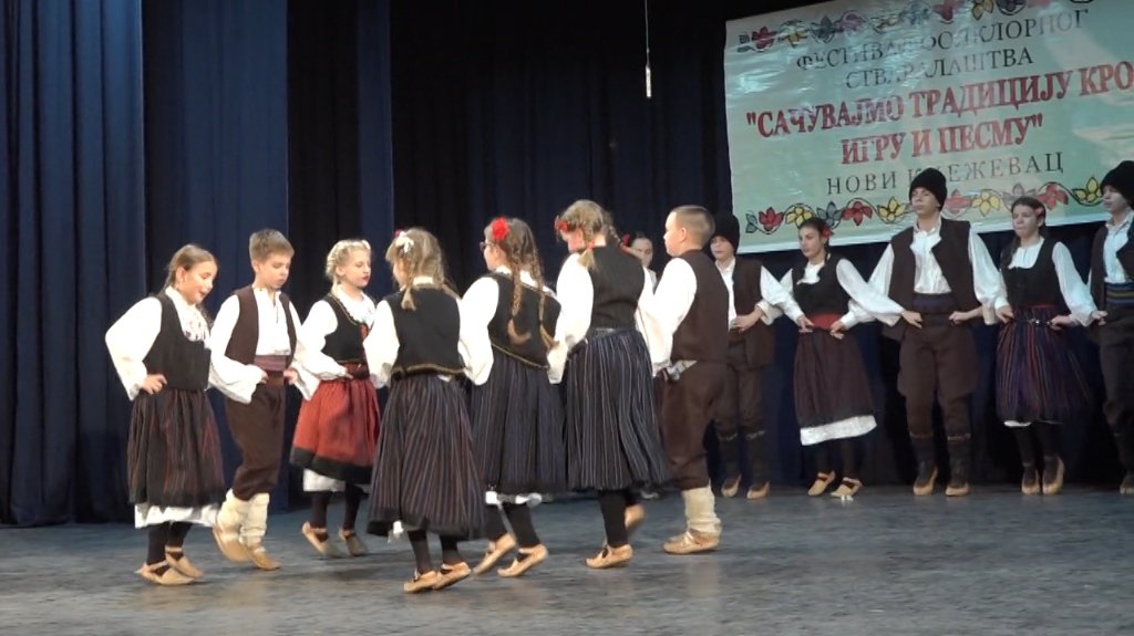 Pred novokneževačkom publikom održan 11. festival folklornog stvaralaštva „Očuvajmo tradiciju kroz igru i pesmu“