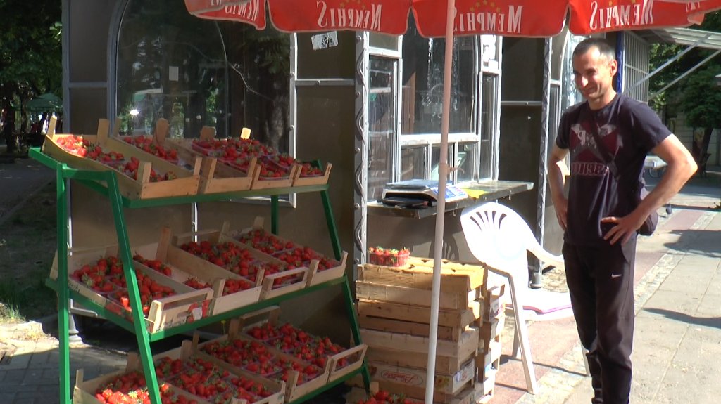 Domaća sveža jagoda na pijaci u Novom Kneževu pet stotina dinara po kilogramu