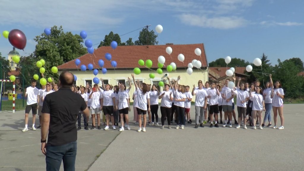 Poslednji dan đaka „osmaka“ u Novom Kneževcu obeležen uz muziku i puštanje balona 
