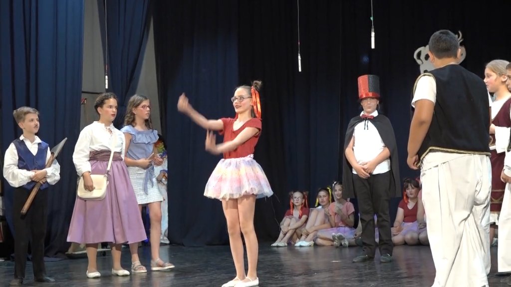 Dečija predstava „Vašar u Banatu“ do suza zasmejala Novokneževčane