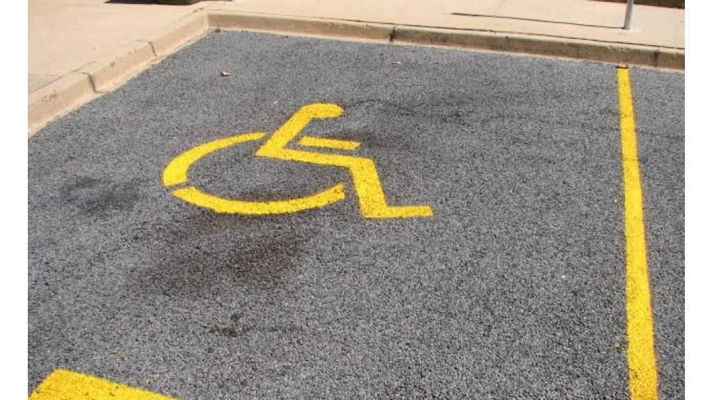 Povećane kazne za parkiranje na mesta za osobe sa invaliditetom