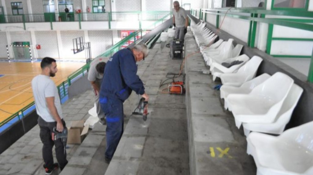Zamena oštećenih stolica u Sportskom centru Beočin