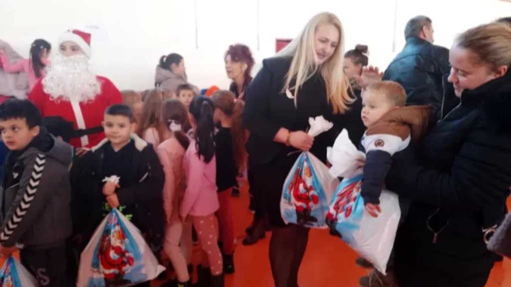 U Rumi počela podela novogodišnjih paketića za svu decu