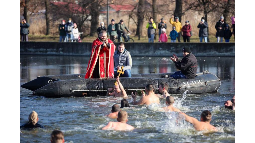 Časni krst, Nikola Filipović predao jedinoj ženi učesnici plivanja na Starom Jezeru Snežani Milovanov