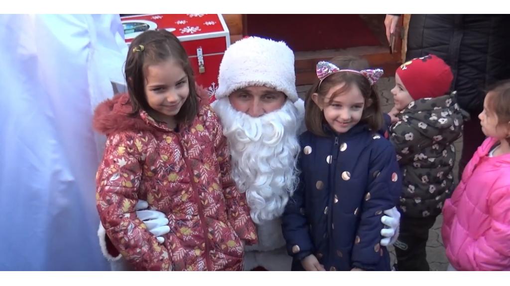 Počela novogodišnja euforija: Na gradski trg Deda Mraz postavio ,,Kutiju želja”