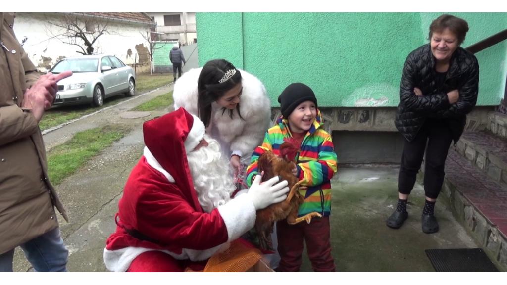 Deda Mraz je počeo da ispunjava želje: Stefanu stigli pravi koka i petao