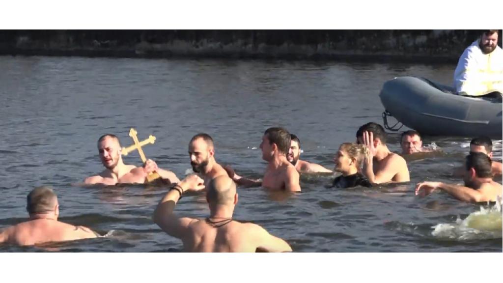 Bogojavljansko plivanje za Časni krst