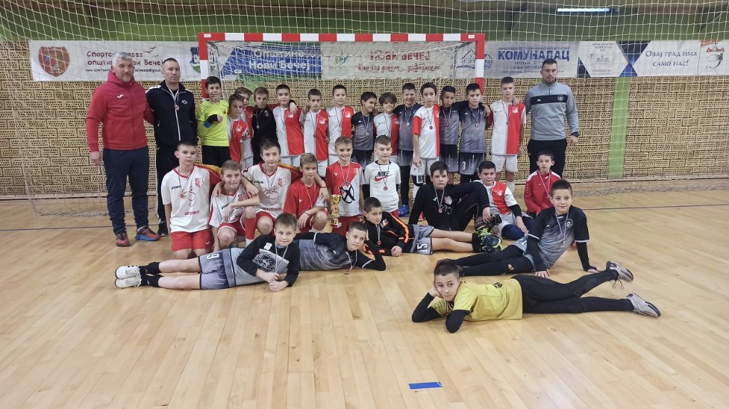  Pehar sa turnira u Novom Bečeju i za mlade fudbalere iz Čuruga