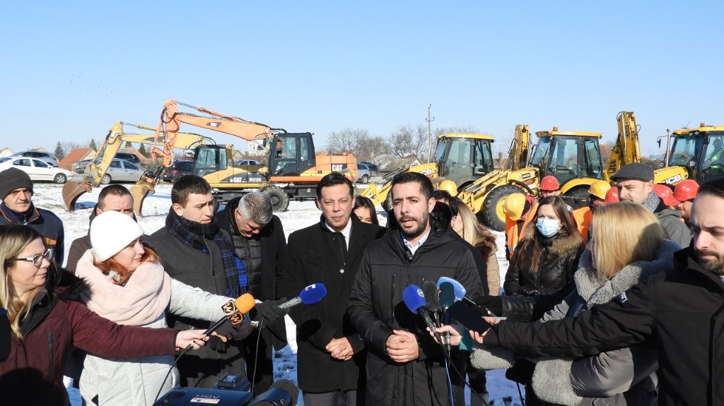 Ministar Momirović obišao početak radova na izgradnji kanalizacione mreže u Novom Bečeju