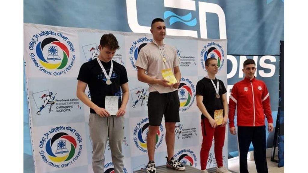 Nemanja Bukalov osvojio zlatnu medalju na Državnom školskom prvenstvu u plivanju