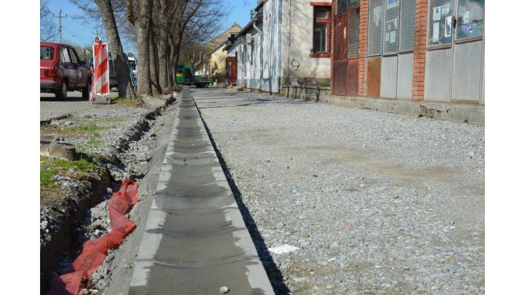 U toku radovi na asfaltiranju prioritetnih trotoara u Riđici i Aleksa Šantiću
