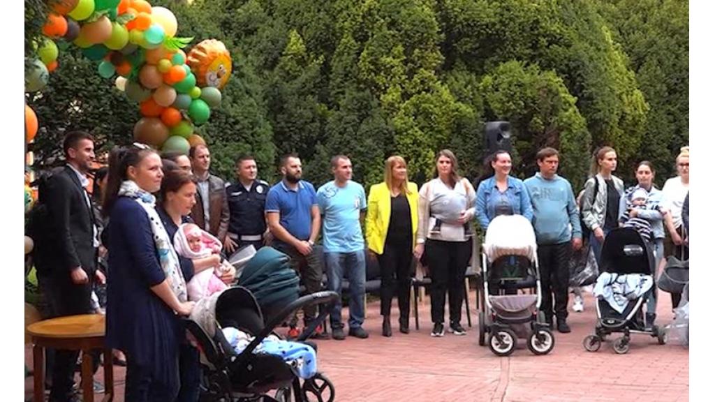  Savet za bezbednost saobraćaja poklonio auto-sedišta za prvih 100 beba u ovoj godini